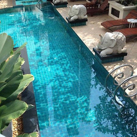 Gardengrove Suites Bangkok Bagian luar foto