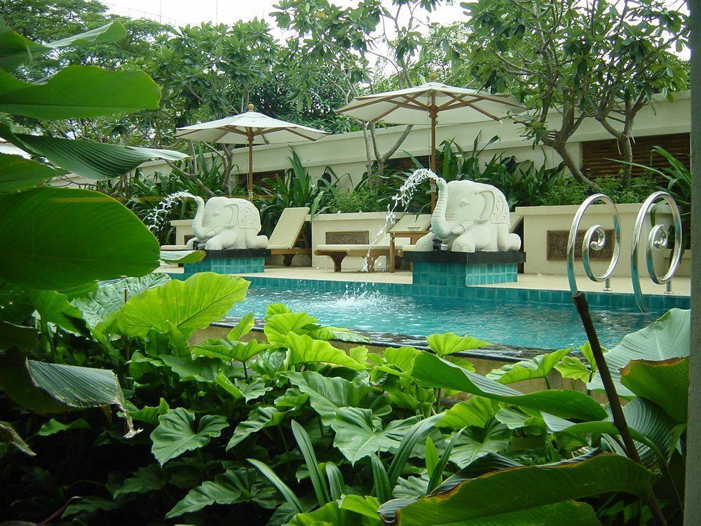 Gardengrove Suites Bangkok Bagian luar foto