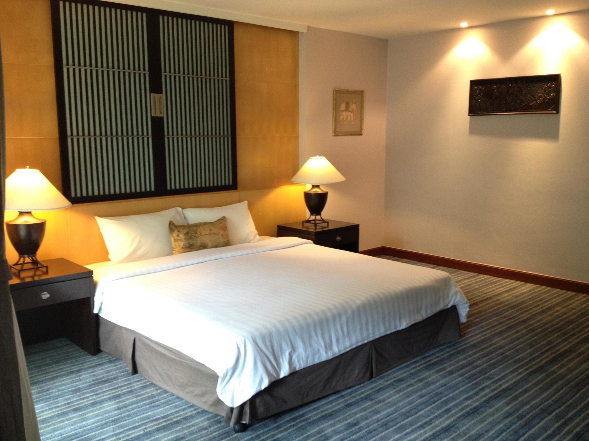 Gardengrove Suites Bangkok Bagian luar foto