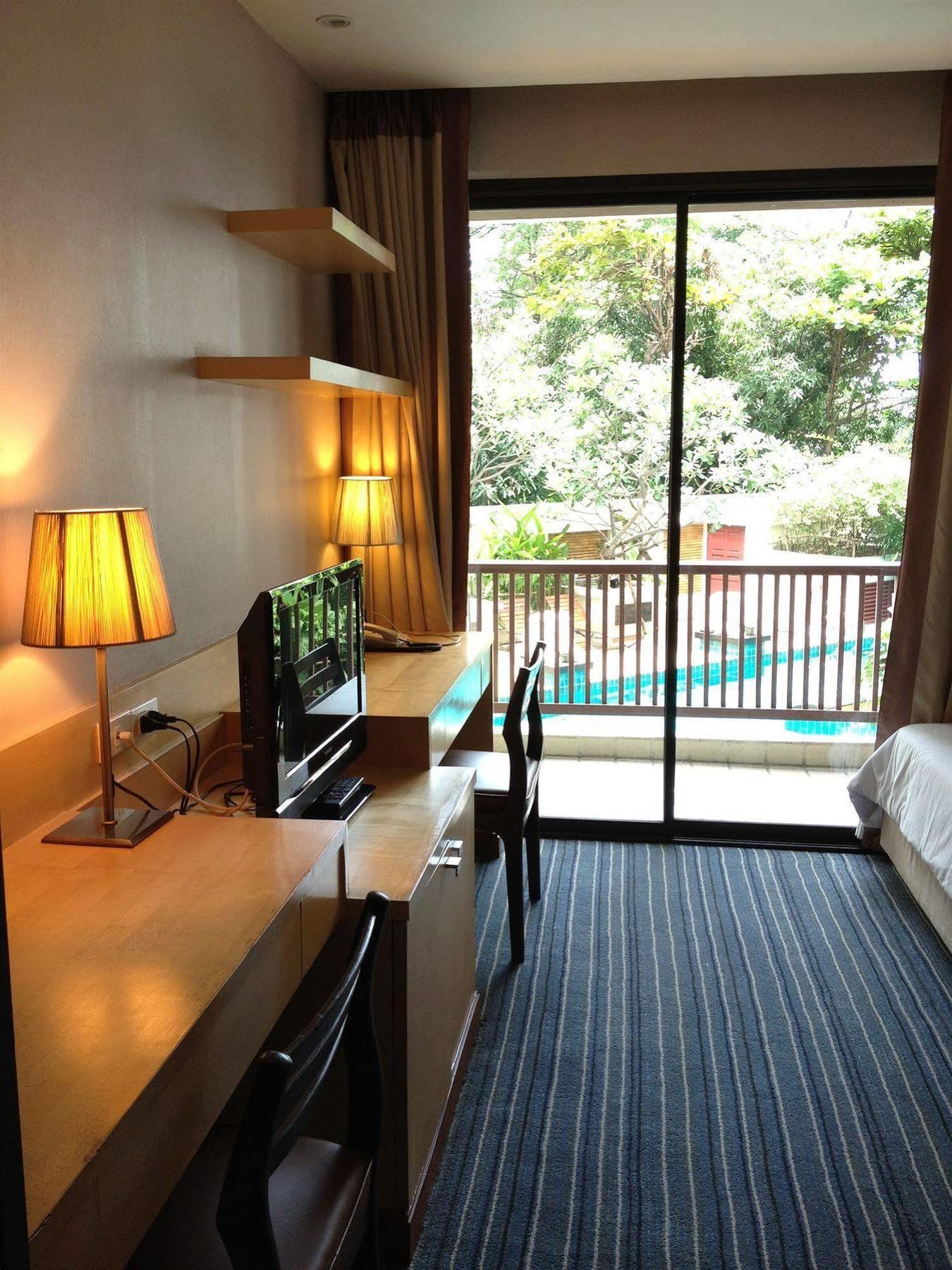 Gardengrove Suites Bangkok Bagian luar foto