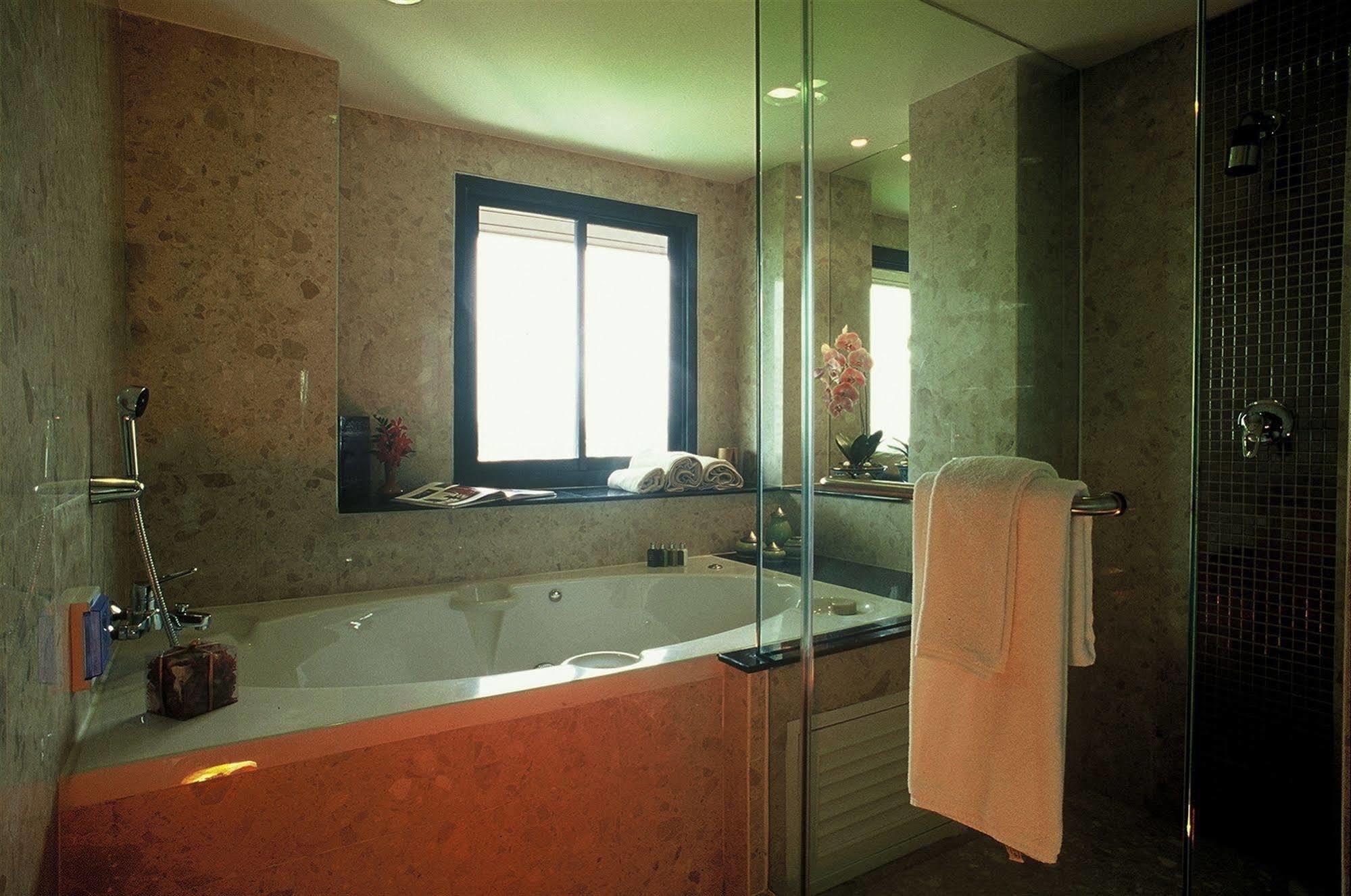 Gardengrove Suites Bangkok Bagian luar foto
