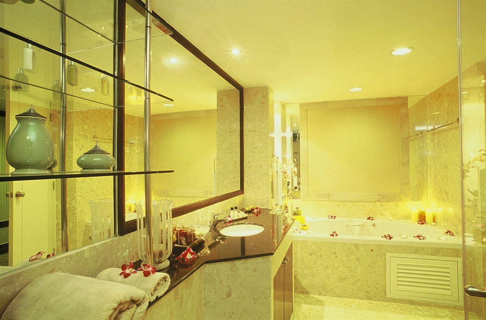 Gardengrove Suites Bangkok Bagian luar foto
