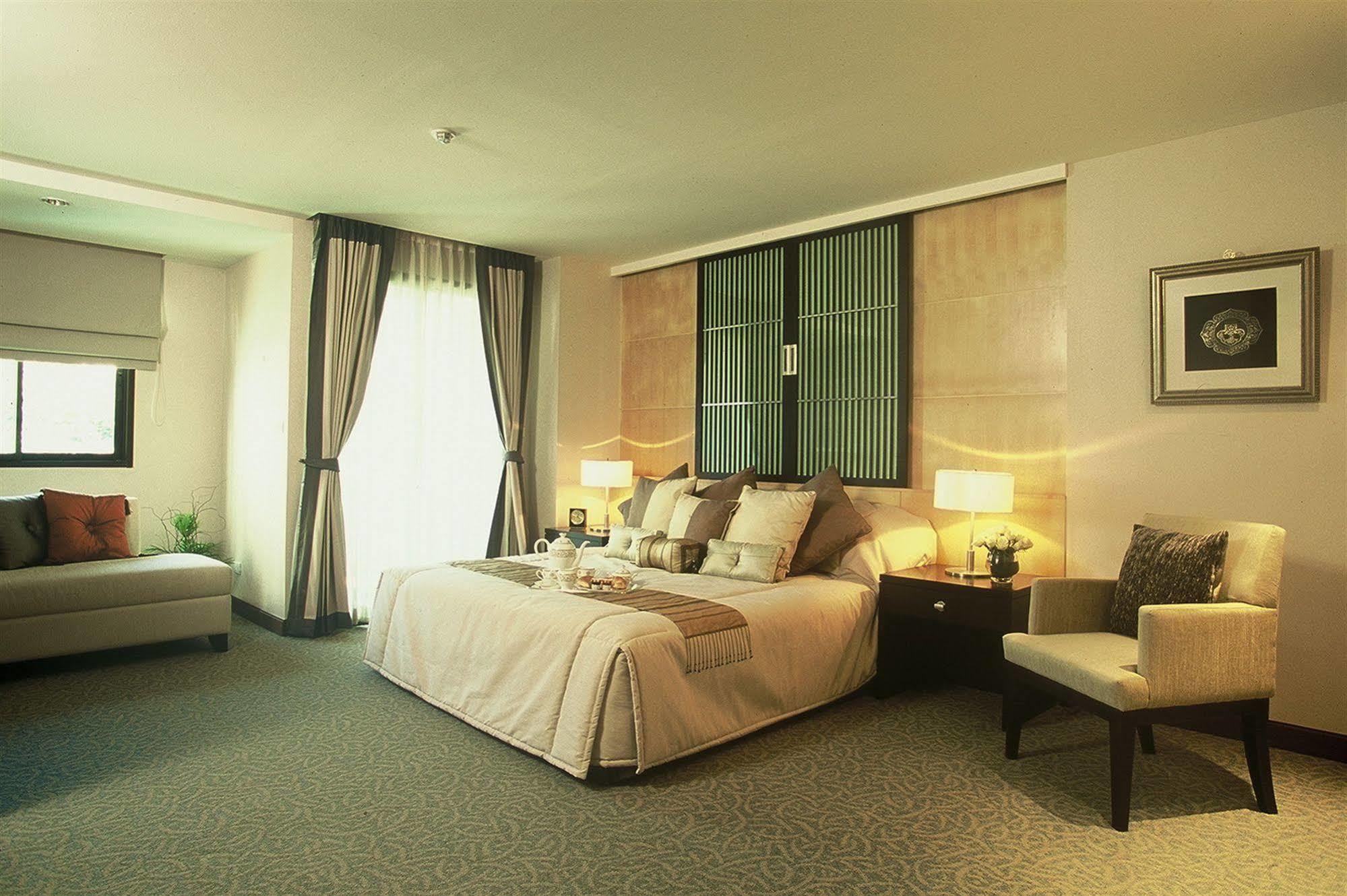 Gardengrove Suites Bangkok Bagian luar foto
