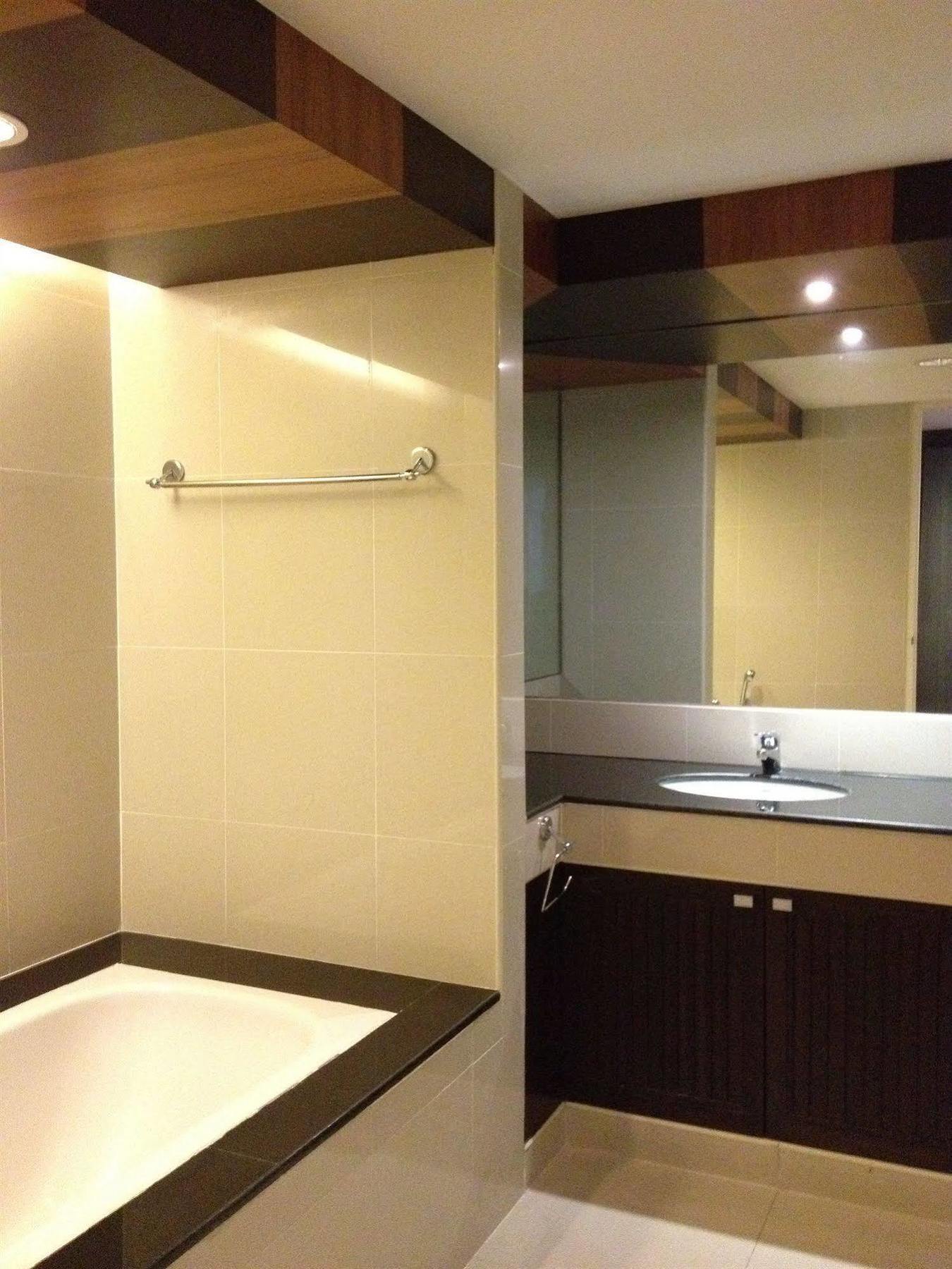 Gardengrove Suites Bangkok Bagian luar foto