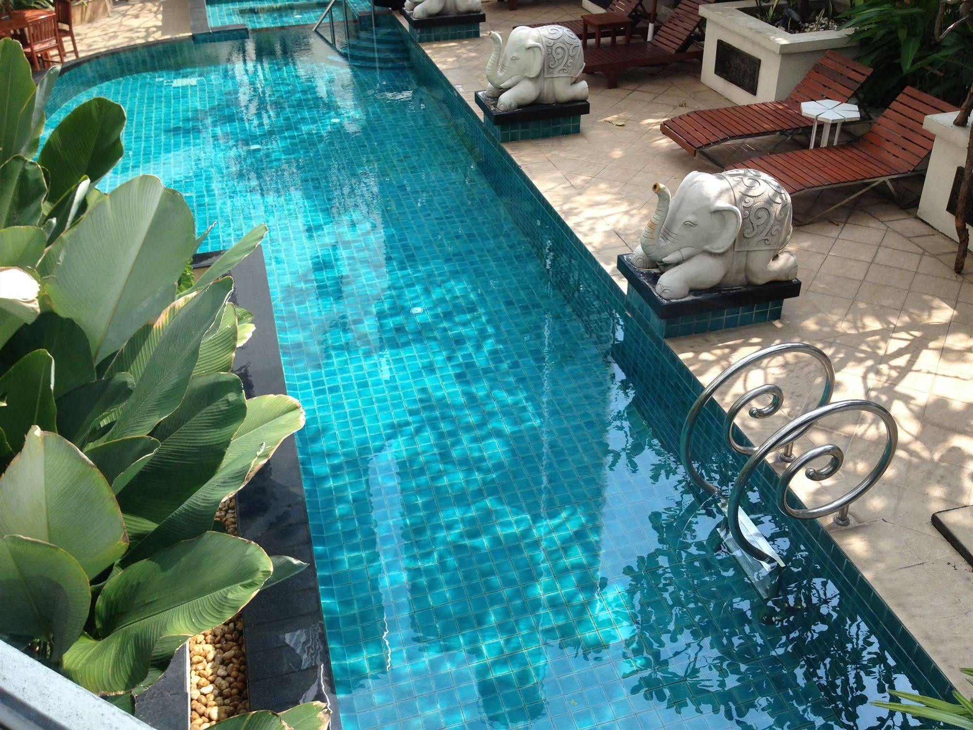 Gardengrove Suites Bangkok Bagian luar foto