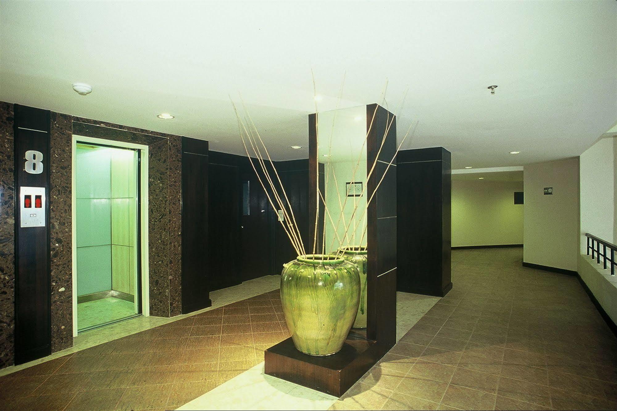 Gardengrove Suites Bangkok Bagian luar foto