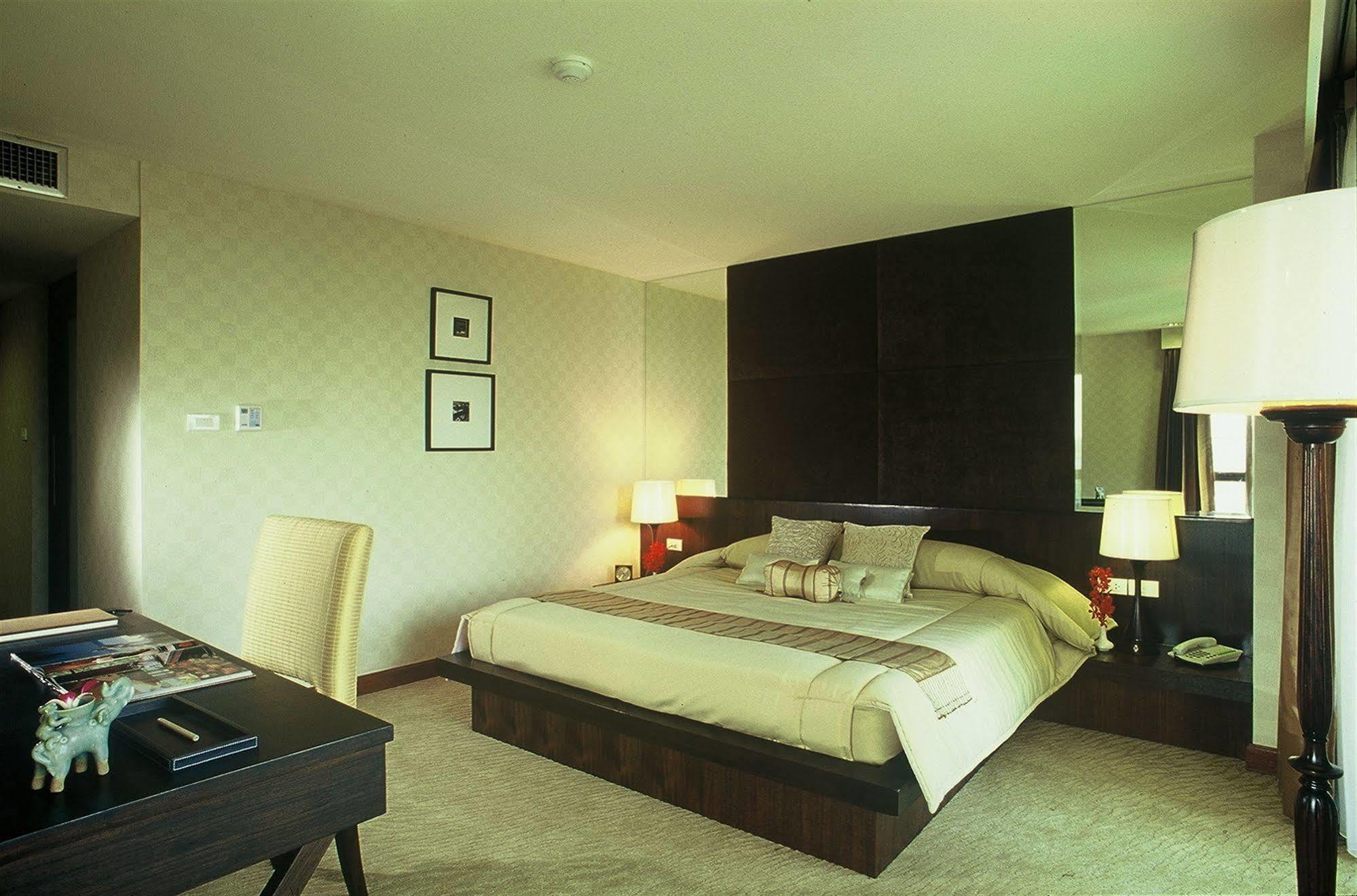 Gardengrove Suites Bangkok Bagian luar foto